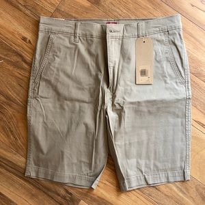 NEVER WORN - Men’s khaki Levi’s chino shorts